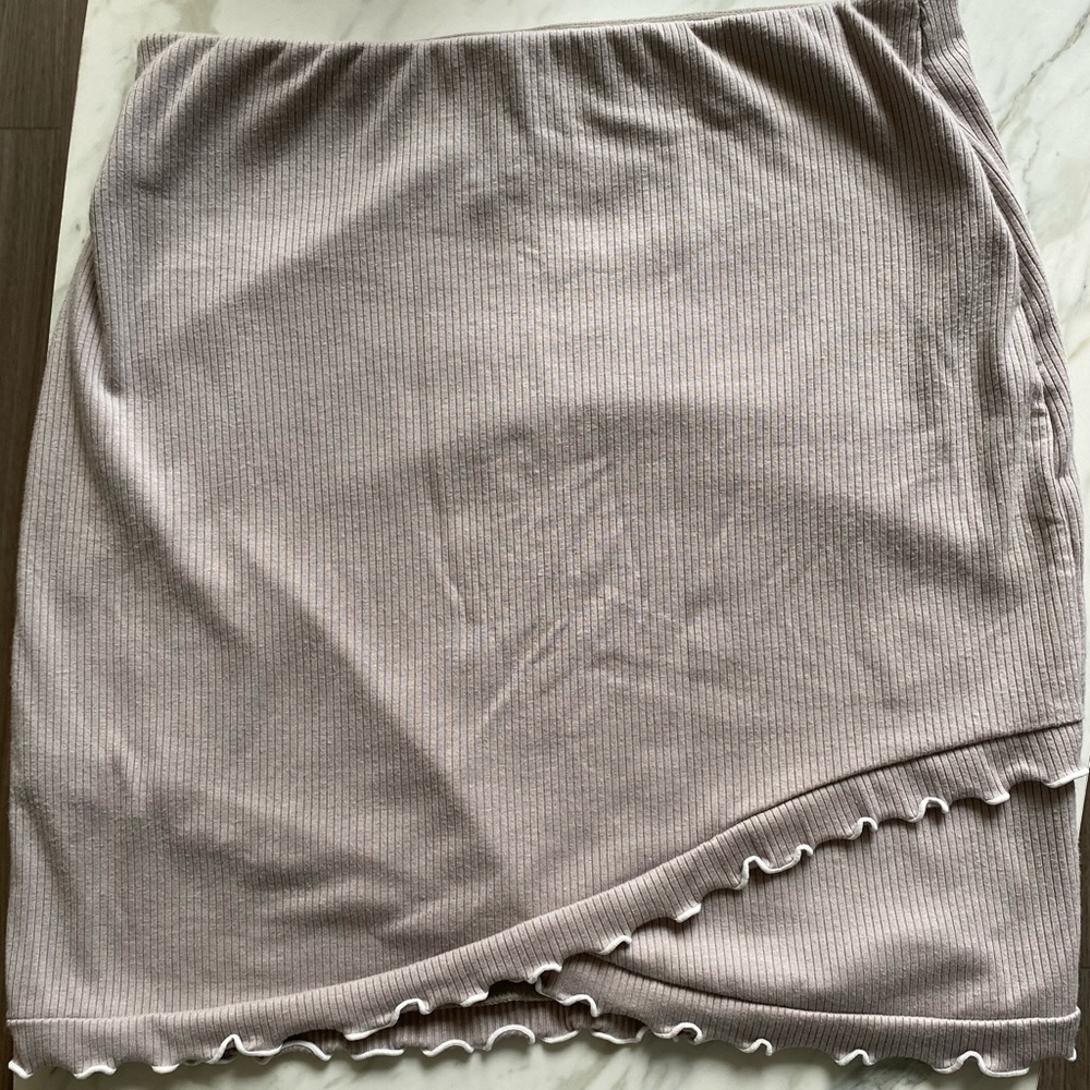 Aritzia Sunday Best Ruffle knit skirt - Picture 2 of 3